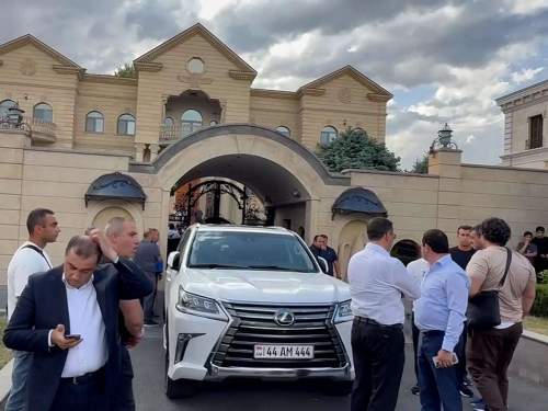 В Армении прошли обыски у российского миллиардера Самвела Карапетяна (ВИДЕО) В Армении прошли обыски у российского миллиардера Самвела Карапетяна (ВИДЕО)