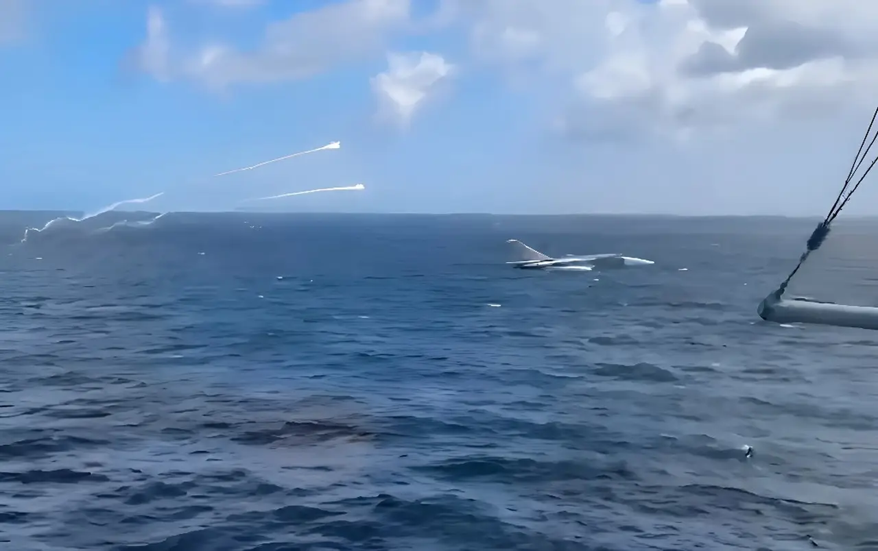 Российский Су-24МР проводил американский штабной корабль в Балтийском море, запустив «салют»