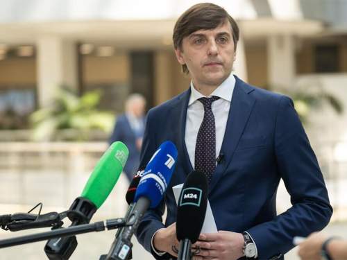 Министр просвещения Кравцов написал слово «праздник» с ошибкой (ФОТО)