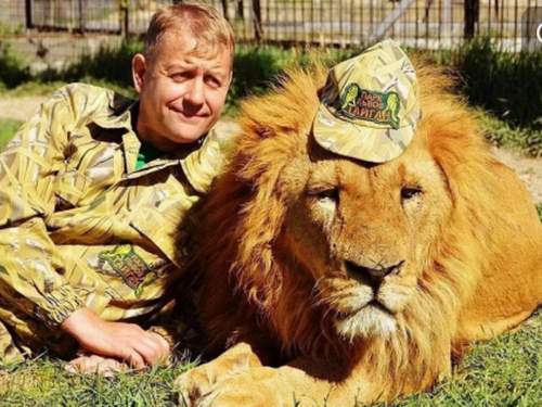 Лев напал на директора крымского сафари-парка «Тайган» и прокусил ему горло (ВИДЕО) Лев напал на директора крымского сафари-парка «Тайган» и прокусил ему горло (ВИДЕО)