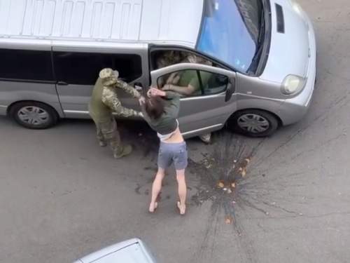 «Да отпустите вы его!»: украинки отбили у военных мужчину, кинув в них банку огурцов (ФОТО, ВИДЕО) «Да отпустите вы его!»: украинки отбили у военных мужчину, кинув в них банку огурцов (ФОТО, ВИДЕО)