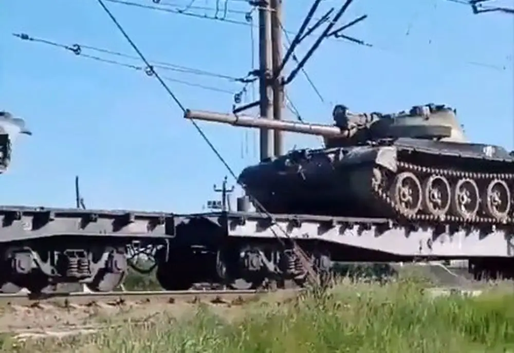 Танки Т-62 возвращаются в строй ВС РФ и отправляются в зону СВО на Украине Танки Т-62 возвращаются в строй ВС РФ и отправляются в зону СВО на Украине