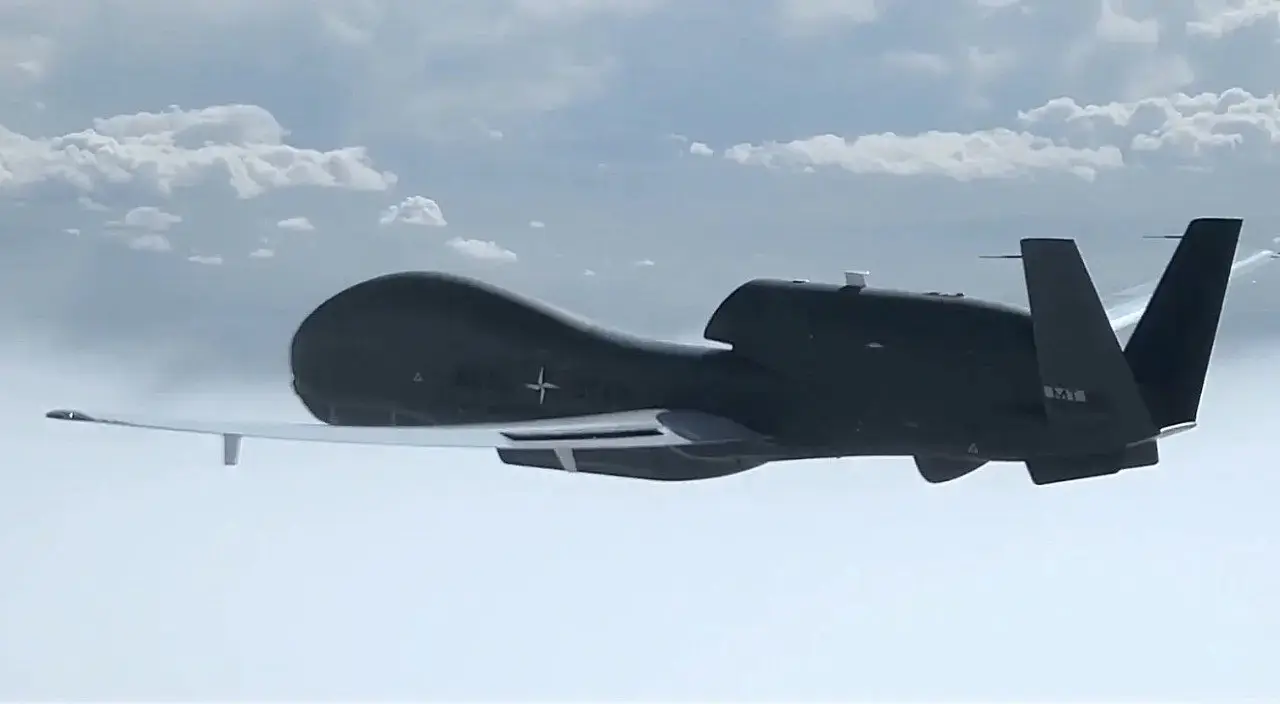 Не смог: беспилотный разведчик НАТО снова подал сигнал бедствия у границ России