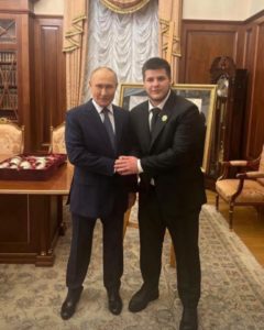 17-летний сын Кадырова показал фото с Путиным, обратившись к президенту (ФОТО) 17-летний сын Кадырова показал фото с Путиным, обратившись к президенту (ФОТО)