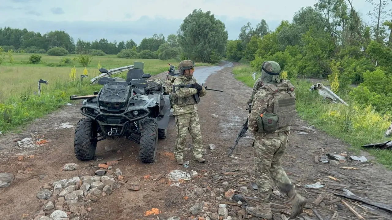 Последних боевиков сняли с дерева: российские десантники зачистили от ВСУ село Юнаковка Сумской области Последних боевиков сняли с дерева: российские десантники зачистили от ВСУ село Юнаковка Сумской области