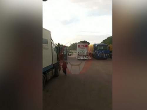 В Подмосковье мигранты заблокировали проезд военному грузовику с грузом для солдат (ВИДЕО) В Подмосковье мигранты заблокировали проезд военному грузовику с грузом для солдат (ВИДЕО)