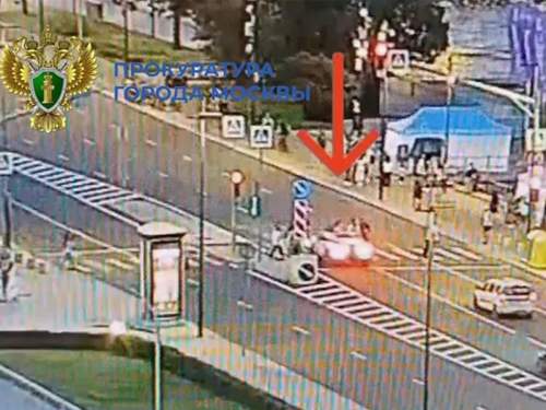 В Москве кроссовер сбил пять человек на переходе, попав на видео (ВИДЕО) В Москве кроссовер сбил пять человек на переходе, попав на видео (ВИДЕО)