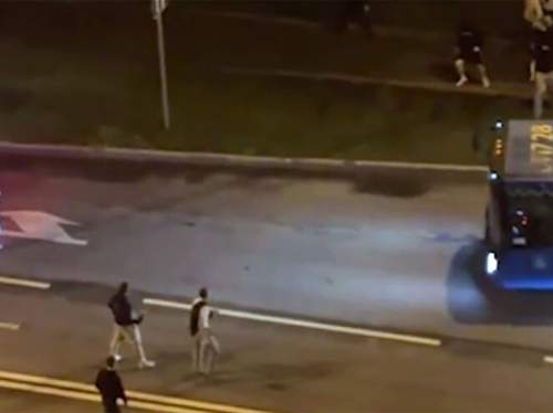 Массовая драка в московском Ясенево попала на видео: участвовали не менее 30 человек (ВИДЕО) Массовая драка в московском Ясенево попала на видео: участвовали не менее 30 человек (ВИДЕО)