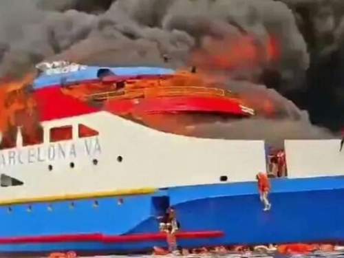 Мощный пожар на пароме в Индонезии попал на видео: есть жертвы (ВИДЕО) Мощный пожар на пароме в Индонезии попал на видео: есть жертвы (ВИДЕО)