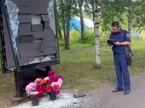 На Урале мужчина кувалдой разбил медиаэкран с именами бойцов СВО (ВИДЕО)