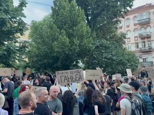 По Украине прокатилась волна протестов против нового закона Зеленского (ФОТО, ВИДЕО) По Украине прокатилась волна протестов против нового закона Зеленского (ФОТО, ВИДЕО)