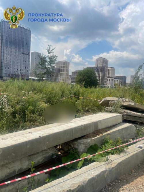 На юге Москвы нашли тела трех рабочих в канализационном люке (ФОТО)