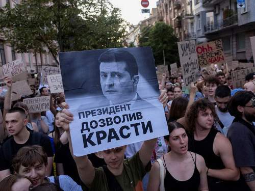 Во время массовых протестов Зеленский получил странный приказ от Запада СМИ Во время массовых протестов Зеленский получил странный приказ от Запада СМИ