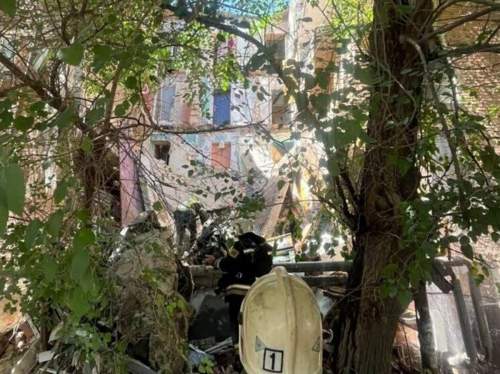 В Астрахани обрушился подъезд жилой многоэтажки: под завалами могут быть люди (ВИДЕО)