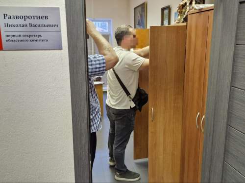 Полиция проводит обыски в штабе липецкого отдела КПРФ Полиция проводит обыски в штабе липецкого отдела КПРФ