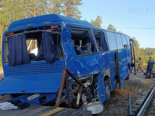 В Ленобласти поезд снес экскурсионный автобус на ж/д переезде: есть жертвы (ФОТО) В Ленобласти поезд снес экскурсионный автобус на ж/д переезде: есть жертвы (ФОТО)