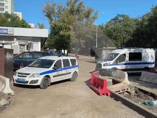 Два грабителя в масках и с пистолетом вынесли миллионы из отделения почты в Москве (ВИДЕО)