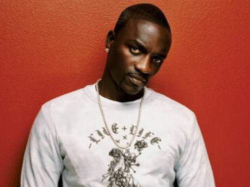 Рэп-звезду Akon заперли в люксовом туалете из-за угрозы атаки БПЛА в Сочи