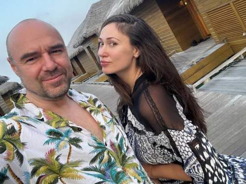 «Лену делают нищенкой, но я даю ей миллиард»: женатый избранник Дибровой записал видео о скандальном разводе (ВИДЕО) «Лену делают нищенкой, но я даю ей миллиард»: женатый избранник Дибровой записал видео о скандальном разводе (ВИДЕО)