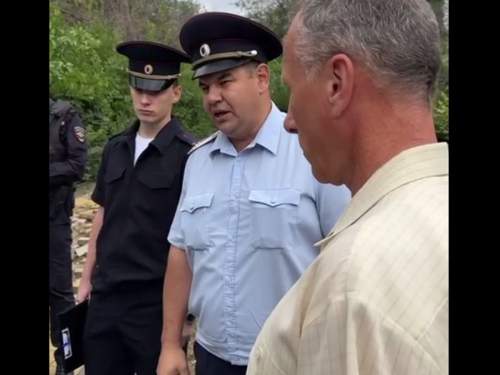 Baza: в Саратове полицейский пригрозил расстрелом защищавшим парк людям (ВИДЕО)