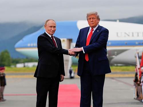 На фото Трампа и Путина заметили «путешественника во времени» (ФОТО)