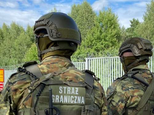 СМИ: украинцев раздевают до нижнего белья на границе Польши (ФОТО)