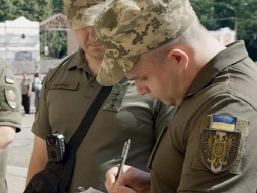 На Украине мужчины расстреляли сотрудников ТЦК их же оружием (ВИДЕО) На Украине мужчины расстреляли сотрудников ТЦК их же оружием (ВИДЕО)