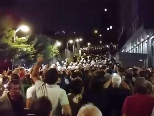 Стамбул в огне: на улицах столицы Турции не стихают протесты (ВИДЕО) Стамбул в огне: на улицах столицы Турции не стихают протесты (ВИДЕО)