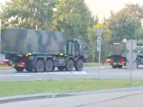 Колонна польской воентехники движется к Беларуси после ЧП с дронами (ВИДЕО)
