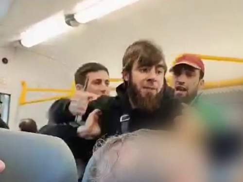 «У него нож»: трое бородачей напали на контролеров в электричке (ФОТО, ВИДЕО) «У него нож»: трое бородачей напали на контролеров в электричке (ФОТО, ВИДЕО)