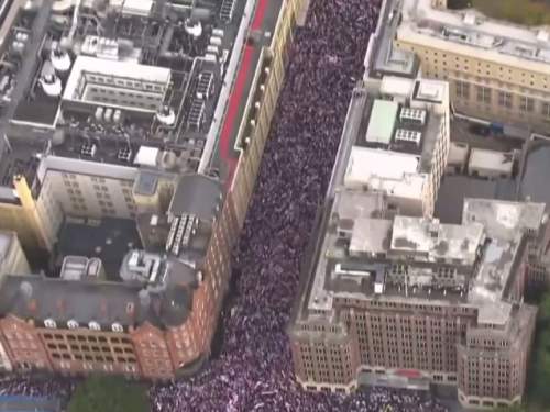 100-тысячный митинг против мигрантов прошел в центре Лондона (ВИДЕО) 100-тысячный митинг против мигрантов прошел в центре Лондона (ВИДЕО)