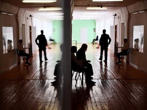 На Урале осужден учитель физики за то, что силой потащил ученика к директору На Урале осужден учитель физики за то, что силой потащил ученика к директору