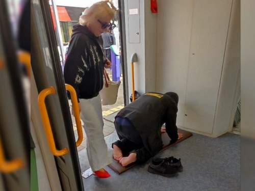 В Подмосковье мужчина устроил намаз прямо в дверях вагона метро (ВИДЕО) В Подмосковье мужчина устроил намаз прямо в дверях вагона метро (ВИДЕО)