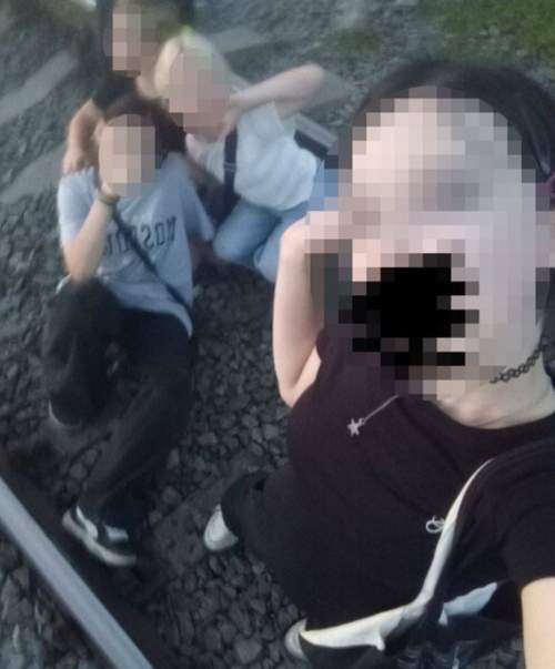 Пять школьниц легли на рельсы перед грузовым поездом для фотосъемки (ФОТО)