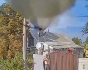 Украинские пенсионеры выдали российских солдат дрону ВСУ, попав на видео (ФОТО) Украинские пенсионеры выдали российских солдат дрону ВСУ, попав на видео (ФОТО)