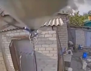 Украинские пенсионеры выдали российских солдат дрону ВСУ, попав на видео (ФОТО) Украинские пенсионеры выдали российских солдат дрону ВСУ, попав на видео (ФОТО)