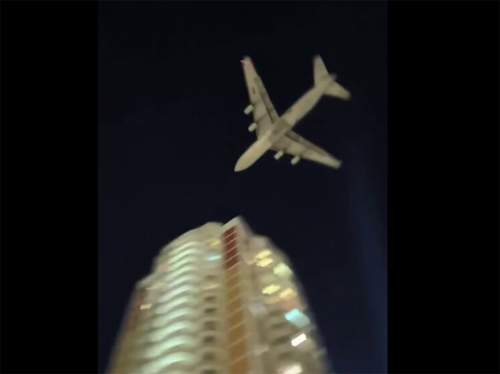 Транспортник пролетел низко над крышами домов в Новой Москве из-за БПЛА ВСУ (ВИДЕО) Транспортник пролетел низко над крышами домов в Новой Москве из-за БПЛА ВСУ (ВИДЕО)