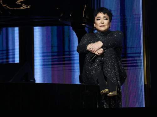 Певица Лолита встала на колени перед публикой на концерте и публично покаялась (ВИДЕО)