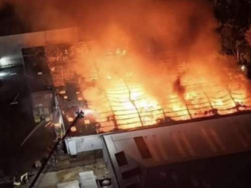 &laquo;Огромный огненный шар&raquo;: в британском Суиндоне, где откроют завод дронов, рвутся склады боеприпасов (ВИДЕО)