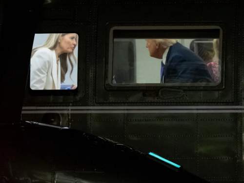 Момент ссоры Мелании и Трампа попал на видео (ВИДЕО) Момент ссоры Мелании и Трампа попал на видео (ВИДЕО)