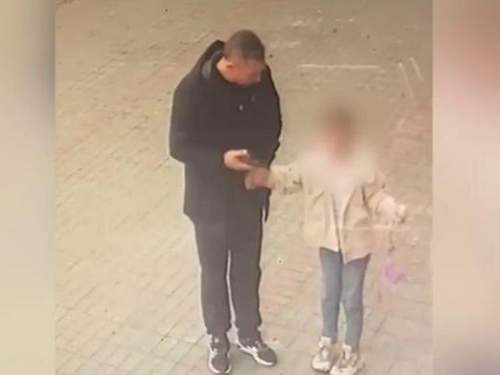 В Балашихе неизвестный мужчина пытался похитить девочку у магазина: второклассницу спас случайный прохожий (ВИДЕО)