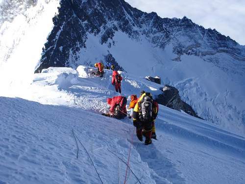 На Эвересте тысяча человек застряла из-за метели
