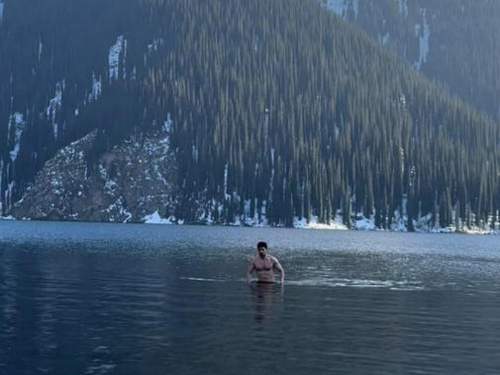 Дуров нарушил законы Казахстана, искупавшись в охраняемом озере (ВИДЕО)