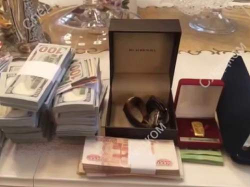 Спорткары и золотые слитки: силовики обыскали дом крупнейшего бизнесмена Сибири (ФОТО, ВИДЕО) Спорткары и золотые слитки: силовики обыскали дом крупнейшего бизнесмена Сибири (ФОТО, ВИДЕО)