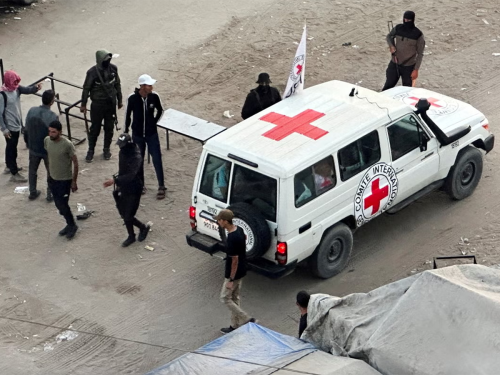 ХАМАС передал первую группу заложников представителям Красного Креста