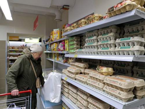 В России стремительно дорожает примерно все: почему цены на еду, ЖКХ и топливо растут в обход ставки ЦБ