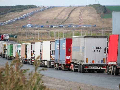 Около 2,5 тысяч фур из Китая застряли на границе России и Казахстана. Что происходит?