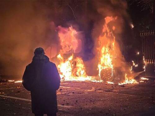 Ирландию охватили протесты после изнасилования 10-летней девочки в лагере для беженцев (ВИДЕО)