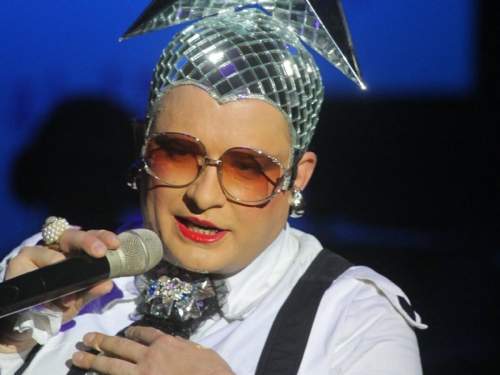 Shot: уехавшая на гастроли Сердючка заработала Зеленскому 700 млн рублей (ВИДЕО)