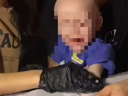 Семья набила тату годовалому ребенку ради конкурса треш-стримера (ВИДЕО) Семья набила тату годовалому ребенку ради конкурса треш-стримера (ВИДЕО)